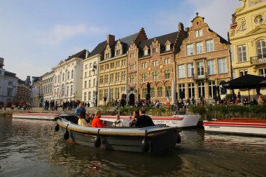 Beyler, Belçika - 9 Ekim. 2021: Marriott Hotel 'li ortaçağ evlerinde özel tekneli su kanalına bakın (merkezdeki binalara odaklanın)