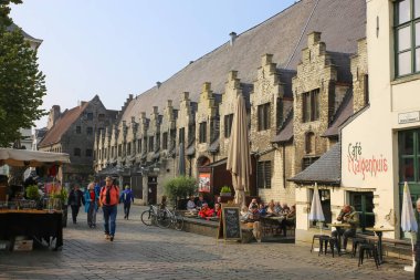 Gent, Belçika - 9 Ekim. 2021: Groot Vleeshuis 'in orta taş binasındaki Galgenhuis Kafe' nin ötesine bakın
