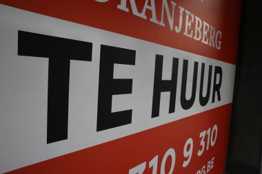 Gent, Belçika - 9 Ekim. 2021: Bina girişinde te huur ile tabelanın yakınlaştırılması