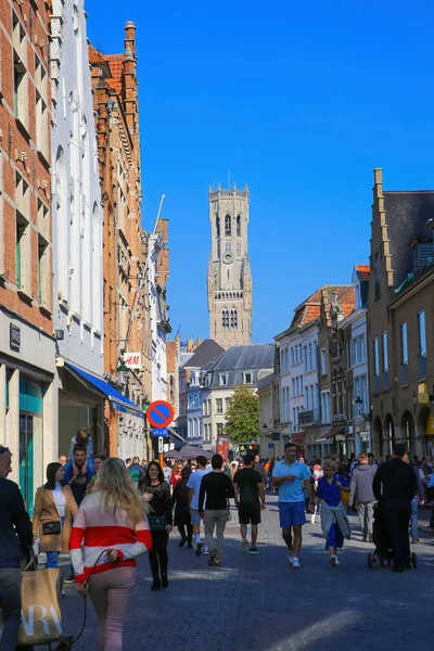 Brugge België Oktober 2021 Uitzicht Winkelstraat Met Kerk Van Onze — Stockfoto