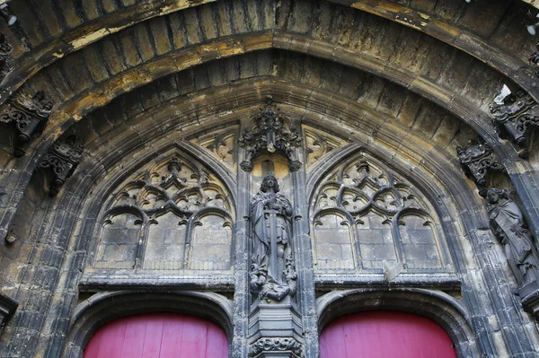 10月9日 比利时根特 2021年 哥特式中世纪教堂外墙石制入口的特写镜头 圆形拱门 小山谷 圣像手持剑 红色门 — 图库照片