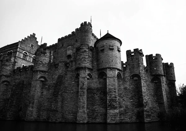 Czarno Białe Foto Średniowiecznego Zamku Wodnego Gravensteen Gandawa Belgia — Zdjęcie stockowe