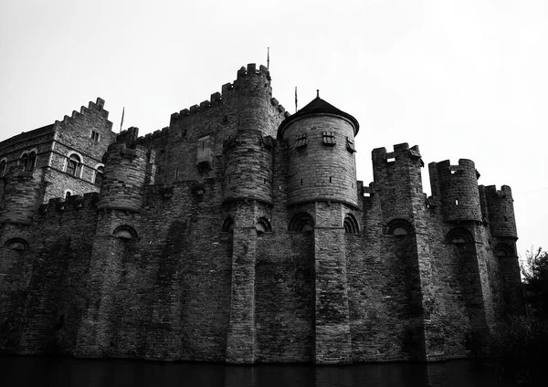 Zwart Wit Foto Van Middeleeuws Waterkasteel Gravensteen Gent België — Stockfoto