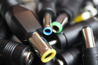 Seçimin kapatılması birçok farklı DC varil bağlantıları dizüstü bilgisayarın şarj eklentileri