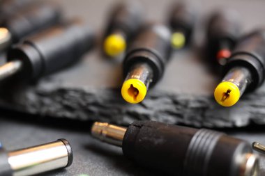 Seçimin kapatılması birçok farklı DC varil bağlantıları dizüstü bilgisayarın şarj eklentileri