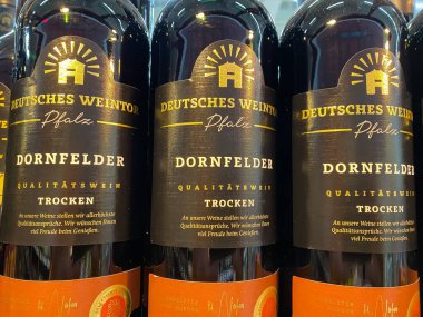 Viersen, Almanya - 9 Haziran. 2021: Alman süpermarketinin rafında Dornfelder Pfalz şarabının logosu olan şişe etiketine bakın