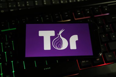 Viersen, Almanya - 9 Haziran. 2021: Cep telefonu ekranının kapanması ve bilgisayar klavyesinde tor veya robot tarayıcı logosu