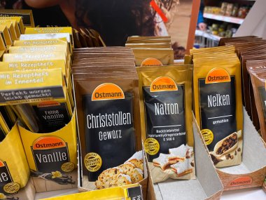 Viersen, Almanya - 9 Haziran. 2021: Alman süpermarketlerinin raflarında noel pastası pişirmek için Ostmann soslu paketler
