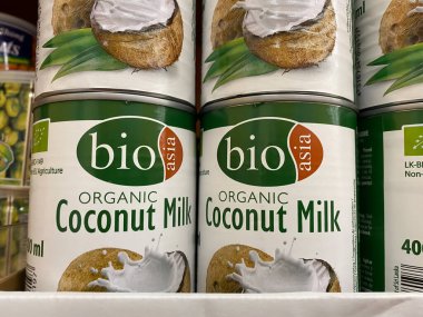 Viersen, Almanya - 9 Haziran. 2021: Alman süpermarketinin rafındaki organik biyohindistan cevizi sütü kutularının kapatılması (sağ alttaki kutunun merkezine odaklanın)