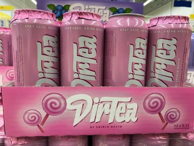 Viersen, Almanya - 9 Haziran. 2021: Alman süpermarketinin rafındaki pembe Dirtea kutularının yakınlaştırılması