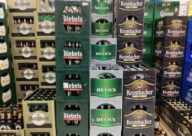 Viersen, Almanya - 9 Haziran. 2021: Meşrubat dükkanındaki yığınla Alman bira kasalarına bakın