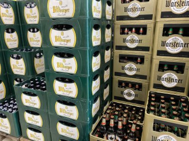 Viersen, Almanya - 9 Haziran. 2021: Meşrubat dükkanındaki yığınla Alman bira kasalarına bakın
