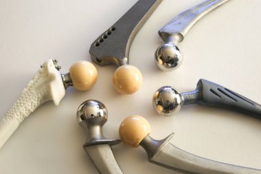 Viersen, Almanya - 9 Haziran. 2021: Ortopedik yapay kalça eklemi ameliyatı için grup farklı implant parçalarının kapatılması