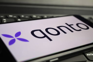 Viersen, Almanya - 9 Haziran. 2021: Bilgisayardaki klavyede qonto bankasının logo harfleriyle cep telefonunun kapatılması