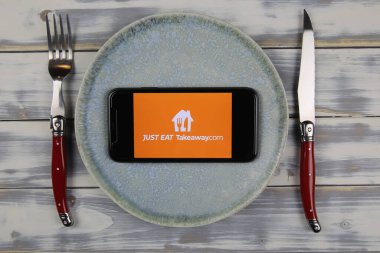 Viersen, Almanya - 9 Haziran. 2021: Cep telefonu ekranının kapanışı ve çanak antende sadece take away ay.com 'u yiyin (telefon ekranının merkezine odaklan)