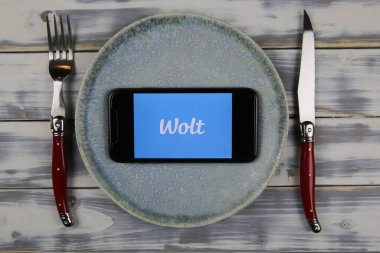 Viersen, Almanya - 9 Haziran. 2021: Çanakta Wolt dağıtım servisi logosu olan cep telefonu ekranının kapatılması (telefon ekranının merkezine odaklan)