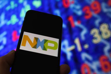 Viersen, Almanya - 6 Haziran. 2021: NXP yarı iletkenlerinin logo harfleriyle cep telefonu ekranının kapatılması, borsa şeması