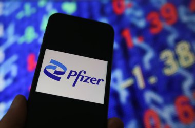 Viersen, Almanya - 6 Haziran. 2021: Pfizer 'ın logo harfleriyle cep telefonu ekranının kapatılması, borsa şeması
