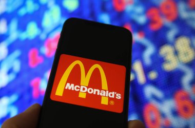 Viersen, Almanya - 6 Haziran. 2021: Cep telefonu ekranının, McDonalds 'ın logo harfleriyle kapatılması, borsa şeması