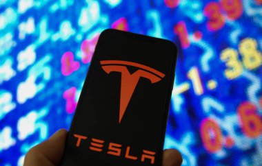 Viersen, Almanya - 6 Haziran. 2021: Tesla 'nın logo harfleriyle cep telefonu ekranının kapatılması, borsa şeması