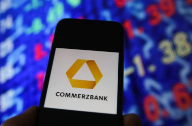 Viersen, Almanya - 6 Haziran. 2021: Ticari bankanın logo harfleriyle cep telefonu ekranının kapatılması, borsa şeması