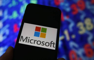 Viersen, Almanya - 6 Haziran. 2021: Cep telefonu ekranının kapatılması, mikrosoft logosu, borsa şeması arkaplanı