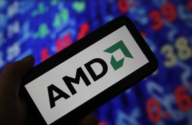 Viersen, Almanya - 6 Haziran. 2021: Cep telefonu ekranının kapatılması ve AMD 'nin logo harfleri, borsa şeması