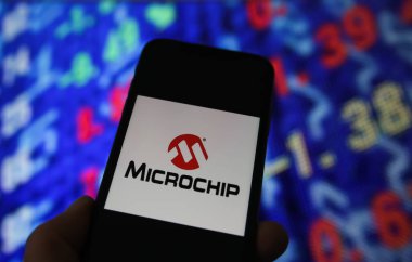 Viersen, Almanya - 6 Haziran. 2021: Mikroçip teknolojisi logolu cep telefonu ekranının kapatılması, borsa şeması