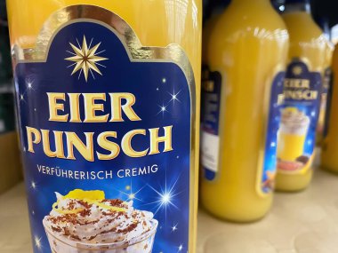Viersen, Almanya - 1 Aralık. 2021: Alman süpermarketinin rafındaki şişe istifleyicisi Eierpunsch 'a yakın çekim