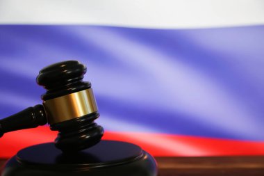 Bulanık Rusya bayrağı geçmişi olan izole hakim tahta tokmağı (çekiç başına odaklan))