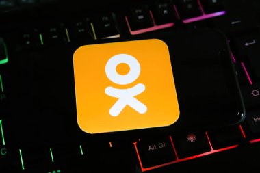 Viersen, Almanya - 9 Aralık. 2021: Cep telefonu ekranının giysisi ve bilgisayar klavyesinde Odnoklassniki sosyal ağının logosu