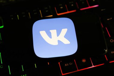 Viersen, Almanya - 9 Aralık. 2021: Cep telefonu ekranının giysisi ve bilgisayar klavyesinde VK kurye servisinin logosu