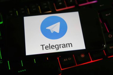 Viersen, Almanya - 9 Aralık. 2021: Cep telefonu ekranının giysisi ve bilgisayar klavyesinde mesajlaşma servisi telgrafı (harf merkezine odaklan)