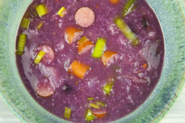 Ver Aislado Plato Sopa Rústica Púrpura Con Puerro Calabacín Salchichas — Foto de Stock