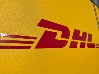 Viersen, Almanya - 9 Temmuz. 2020: Sarı paket toplama istasyonundaki dhl logo harflerinin kapatılması (D harfine odaklan)