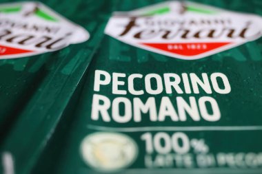 Viersen, Almanya - 9 Mayıs. 2021: İtalyan pecorino romano Romano koyun sütlü peyniri paketinde Giovanni ferrari logosu