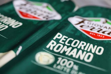 Viersen, Almanya - 9 Mayıs. 2021: İtalyan pecorino romano Romano koyun sütlü peyniri paketinde Giovanni ferrari logosu