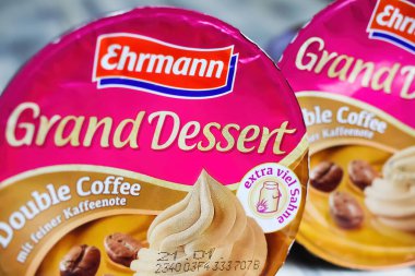 Viersen, Almanya - 9 Aralık. 2021: Üzerinde ehrmann Grand Tatlısı logosu olan puding kapağı kapağı