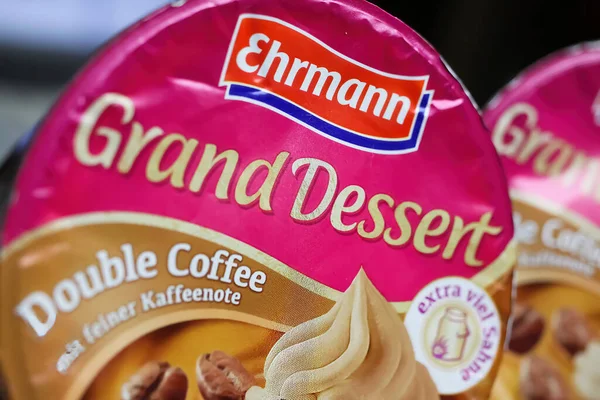 Viersen, Almanya - 9 Aralık. 2021: Üzerinde ehrmann Grand Tatlısı logosu olan puding kapağı kapağı