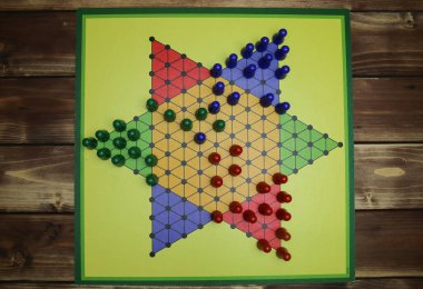 Altıgenli izole edilmiş sarı oyun tahtası, çok renkli oyun parçaları, ahşap arka plan - Çin daması (göğüs kafesi))