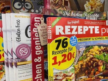 Viersen, Almanya - 9 Ocak. 2022: Alman süpermarketlerinin raflarında yemek pişirme, pişirme ve yemek tarifi dergilerinin kapanışı