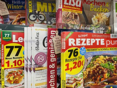 Viersen, Almanya - 9 Ocak. 2022: Alman süpermarketlerinin raflarında yemek pişirme, pişirme ve yemek tarifi dergilerinin kapanışı