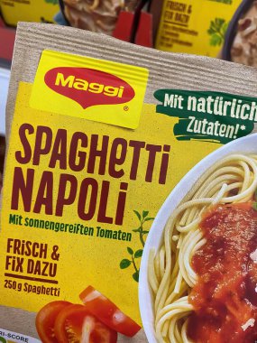 Viersen, Almanya - 9 Ocak. 2022: Bir paket maggi, Alman süpermarketinin rafında baharatlı spagetti napoli hazırladı.