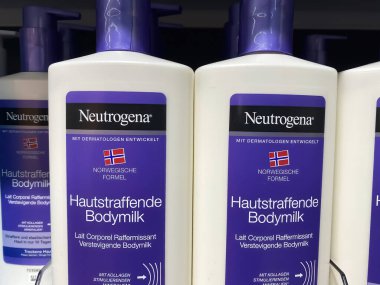 Viersen, Almanya - 9 Ocak. 2022: Alman süpermarketinin rafında plastik şişelerin kapanışı nötrojena vücut losyonu