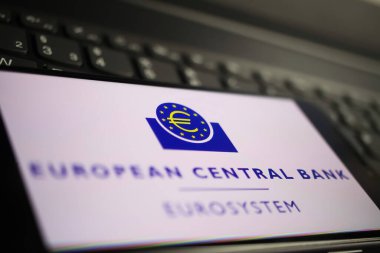 Viersen, Almanya - 9 Ocak. 2022: Cep telefonunun kapanması ve Avrupa merkez bankasının bilgisayar klavyesindeki logosu