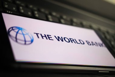 Viersen, Almanya - 9 Ocak. 2022: Cep telefonunun kapatılması ve dünya bankasının bilgisayar klavyesinde logo harfleri