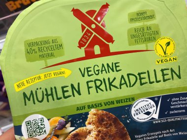 Viersen, Almanya - 9 Ocak. 2022: Alman süpermarketinde buğday tabanlı vejetaryen etsiz fricaddelere yakın çekim
