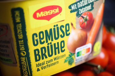 Viersen, Almanya - 9 Ocak 2022: Maggi sebze baharat karışımlı kutuların kapatılması