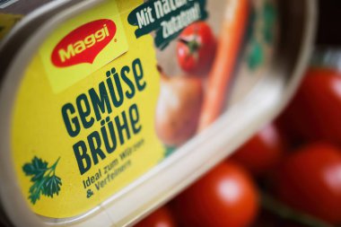 Viersen, Almanya - 9 Ocak 2022: Maggi sebze baharat karışımlı kutuların kapatılması