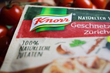Viersen, Almanya - 9 Ocak. 2022: Knorr paketinin Zürih pirzolası için hazır baharat karışımı, domates arkaplanı